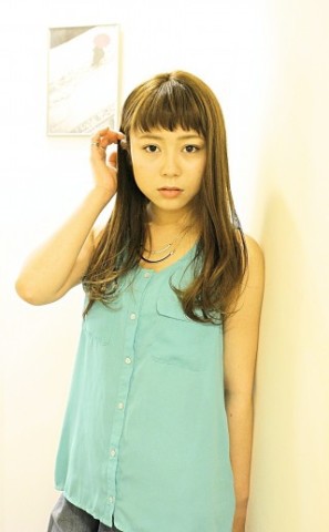 毛先をルーズに遊ばせる!こなれストレートロング♪