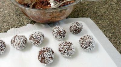 Healthy Chocolate Coconut Energy Balls