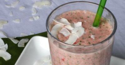 Paleo Strawberry Kale Coconut Smoothie