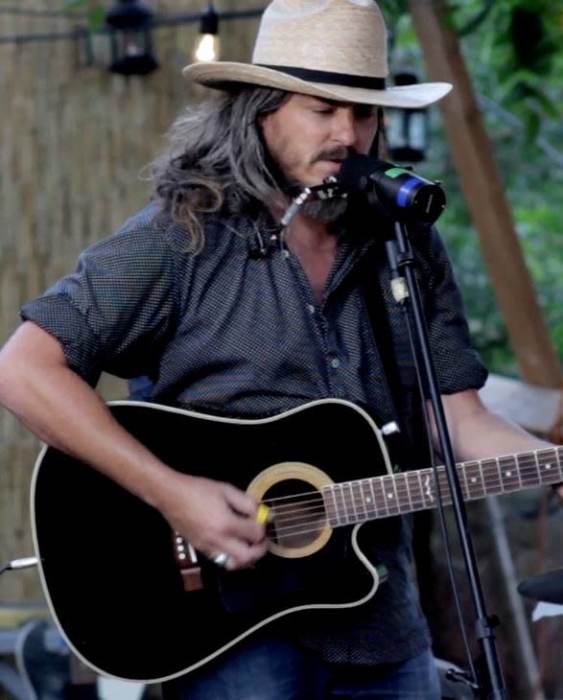 John Bardy Pickers Circle - unplugged acoustic jam @ Luckenbach Texas John Bardy Pickers Circle - unplugged acoustic jam @ Luckenbach Texas