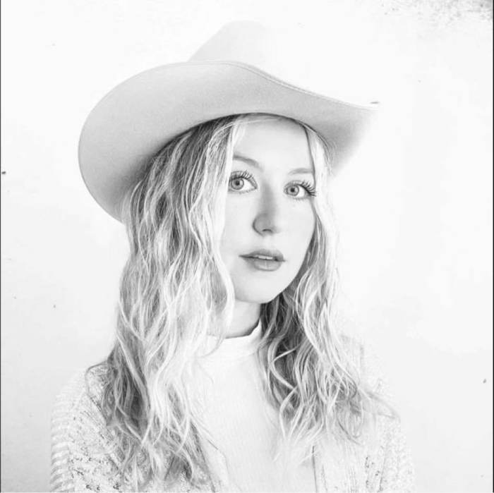 colleen-michelle-miller-duo-live-on-the-main-stage-out-luckenbach