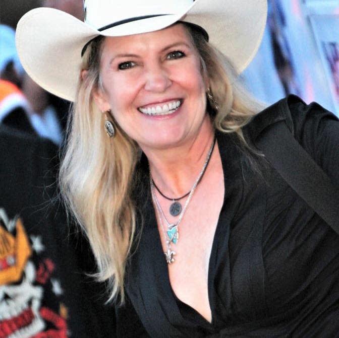 Kim carson live in the luckenbach dancehall open dance floor