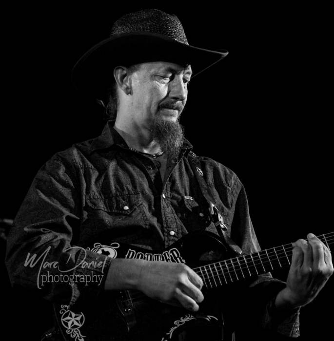 Bo Porter Pickers Circle - unplugged acoustic jam @ Luckenbach Texas Bo Porter Pickers Circle - unplugged acoustic jam @ Luckenbach Texas