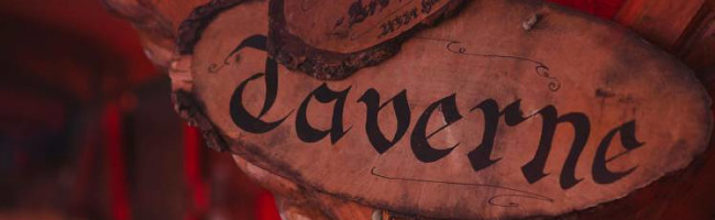 A rustic tavern sign reading "Taverne" in medieval font.
