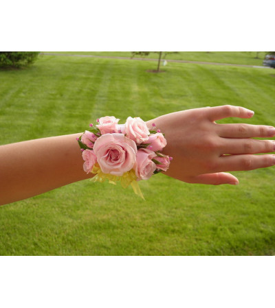 WRIST CORSAGE OF PINK FLOWERS - OR COLOR OF YOUR CHOICE . WRIST CORSAGE OF PINK FLOWERS - OR COLOR OF YOUR CHOICE .