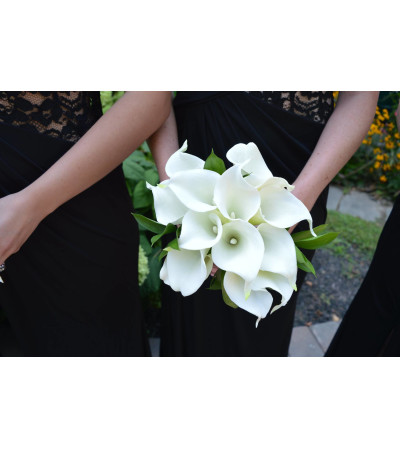 HANDTIED OF WHITE CALLA LILIES HANDTIED OF WHITE CALLA LILIES