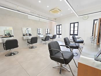little galleria 新宿の店内