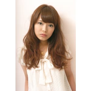 カジュアルフェミニンなリラックスウェーブ