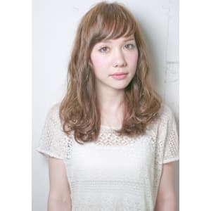 ななめバングが魅力的な大人のゆるウェーブ
