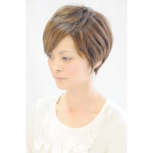 大人かわいいちょっと前下がりな小顔ショート