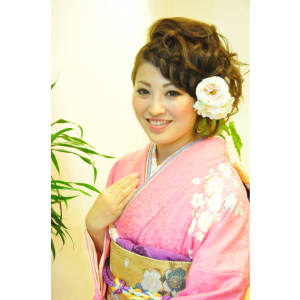 振り袖に合わせた華やかなサイドアップ★