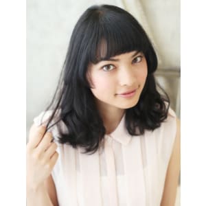 目元ギリギリの前髪でモードな雰囲気の巻き髪スタイル【巣鴨店】