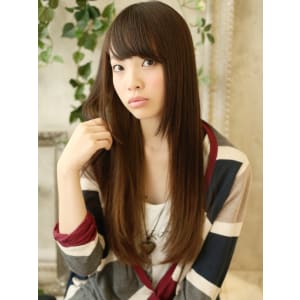 しなやかさのある大人のストレートロングスタイル。