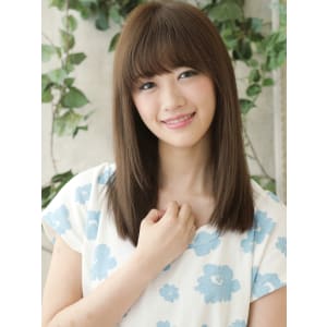 ツヤ感と清らかさが共存した揺れ感ストレートセミ