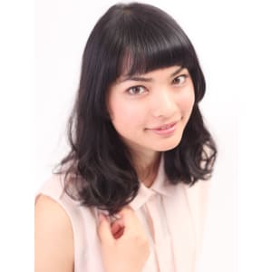 目元ギリギリの前髪でモードな雰囲気の巻き髪スタイル
