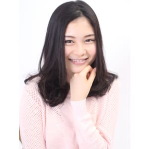 ツヤカラーの光沢感で大人をアピール！ミディアムスタイル