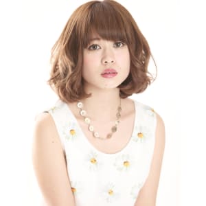 ドライな質感が際立つ巻き髪ハンサムヘアに人気集中！！