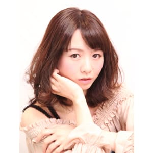 トレンド感をバッチリおさえた新型ガーリー巻き髪へア