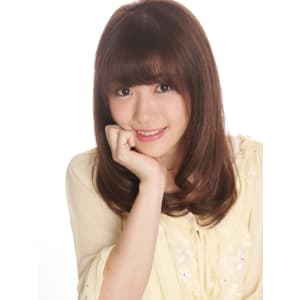 ツヤ感と清らかさが共存した揺れ感内巻きセミロング