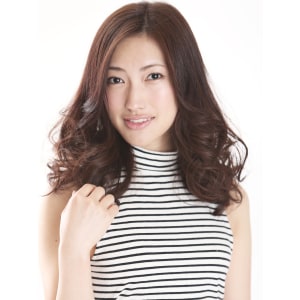 ニュアンシーなゆる髪で今旬のこなれ感を。大人美人カール