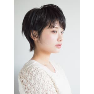 大人め黒髪ショートヘアスタイル