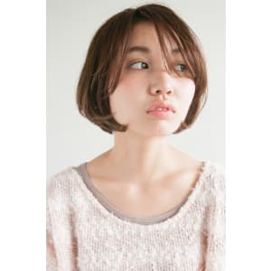 シースルーバングの前下がりボブスタイル