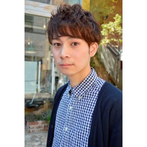 好感度の高いマッシュベースの柔らかいパーマスタイル