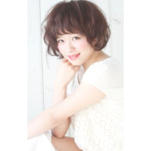 暗めでも自然な印象のヘアカラー　デジタルパーマ　ショートボブ
