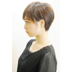 伸ばしかけや黒髪でも決まる無造作で大人かわいいスタイル。甘辛