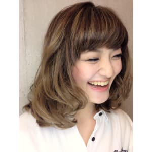 元気になれるゆるふわ毛先ワンカールミディアムボブ