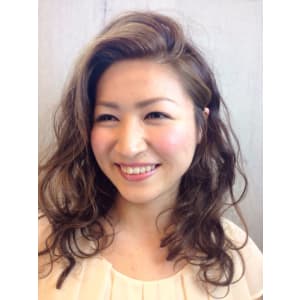 ふんわりカールで大人かわいいスタイル
