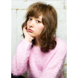 トレンド　抜け感のあるセミディスタイル