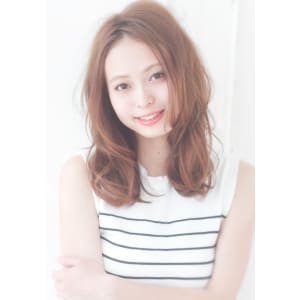ゆるカールセンターパートセミディ　大人可愛いデジタルパーマ