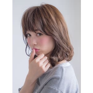 シースルーバングのゆるくびれミディアムレイヤー