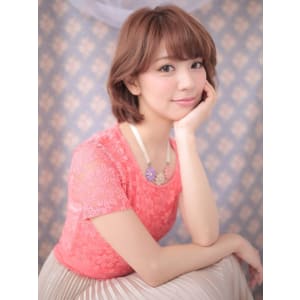 ナチュラルで可愛い斜めバング＆小顔ショート