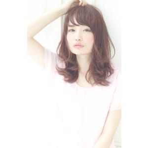 フェミニンなセミディレイヤーウェーブ