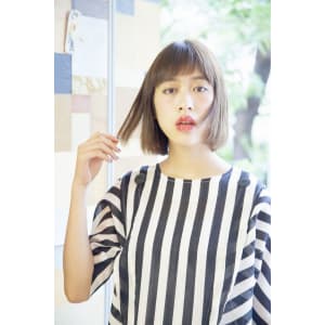 斬新かつ二面性のある髪色でミステリアスな女性ボブ