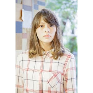 贅沢に使ったゴールド系カラーが肌と心に安らぎミディ
