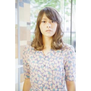 光沢のある外国人風カラーで印象的で深いまなざしミディ