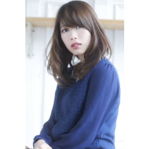 弾むカールの大人セミディ