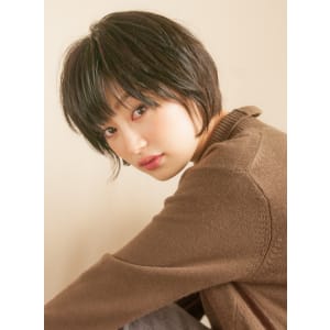 大人黒髪ニュアンスカールのクールショートボブ
