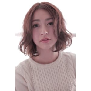 やわらかい雰囲気の似合わせプラチナベージュボブ