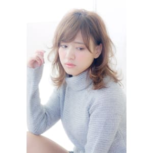 タートルネックに合わせやすいフェミニンロブ【N