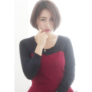 上品なサイドパートの大人ボブ