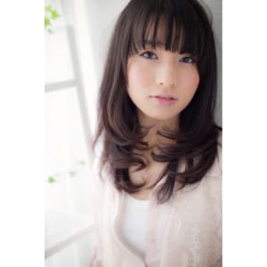 黒髪でも優しいナチュラルセミディ