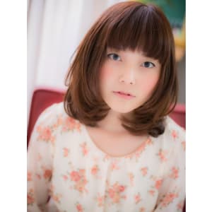 厚めバングの、ゆるやかワンカールミディ