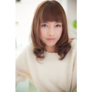 目力UＰ!ショートバングが印象的なモテミディー