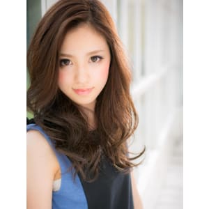 顔色もキレイに魅せる!艶ブラウンの大人ロングa