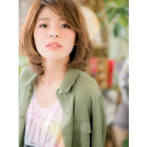 鎖骨ミディうねりカールで女っぽさ底上げa