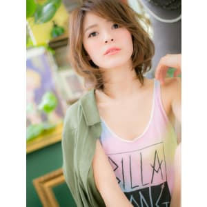 鎖骨ミディうねりカールで女っぽさ底上げb